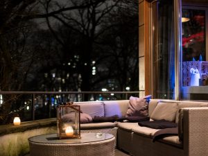 Der Blaue Hummer Cafe-schoene-aussichten-lounge-bereich-aussen-am-abend