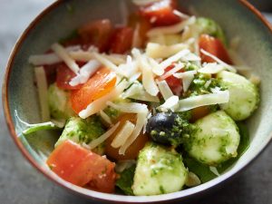 Blauer-Hummer-Tomate-Oliven-Kaese-Salat
