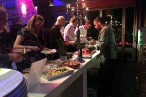 der blaue hummer-catering-Weihnachtsfeier Firma Roehlig-buffet-gaeste